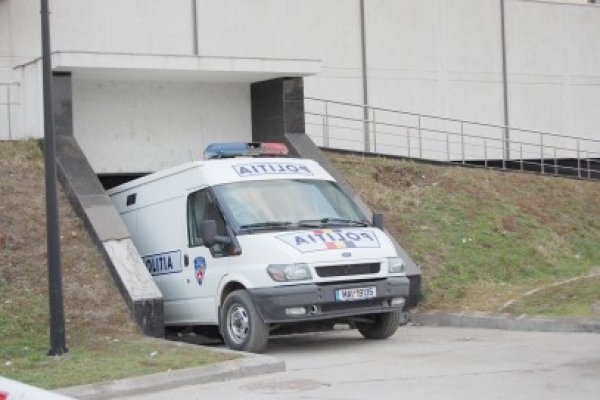 Rupt de beat, a făcut scandal în Mamaia şi a spart geamul maşinii de poliţie